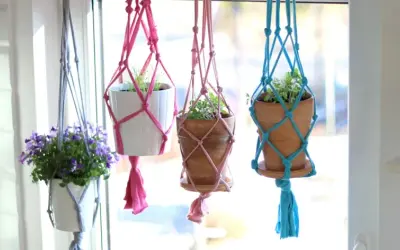 Z czego zrobić kwietnik DIY? Drewno, makrama, recykling pomysły.