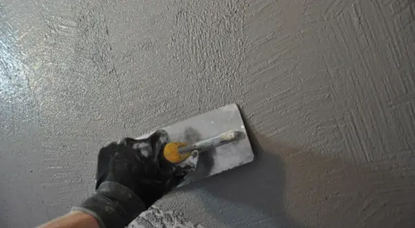 Beton dekoracyjny na ścianie DIY: Zrób to sam i oszczędź!